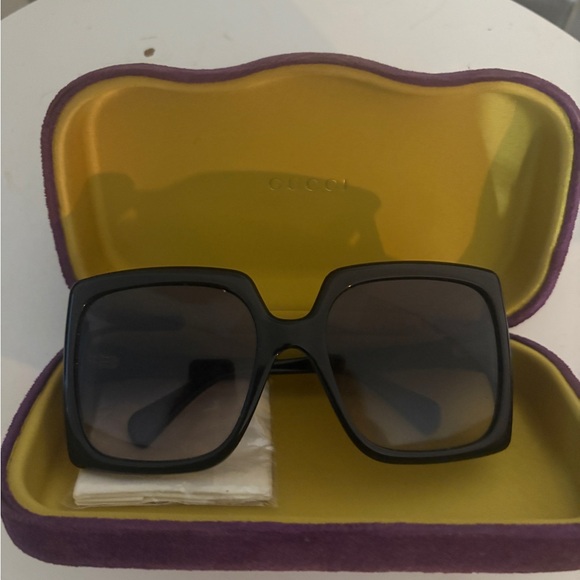 Gucci Black Oversized Sunglasses - Picture 1 of 3